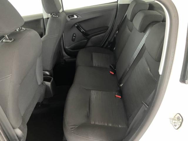 Peugeot 208 image 7