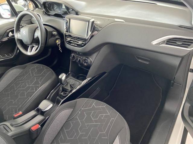 Peugeot 2008 image 2