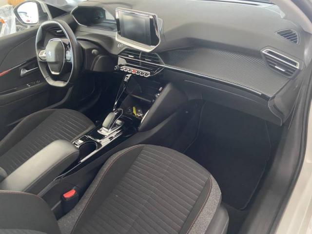 Peugeot 208 image 8