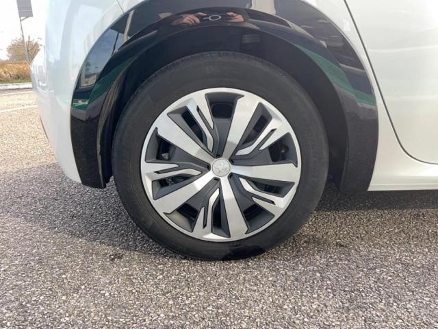 Peugeot E-208 image 2