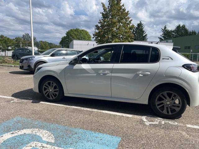 Peugeot 208 image 4