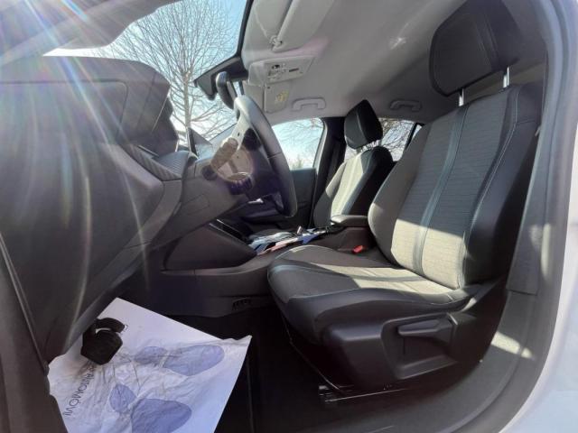 Peugeot E-208 image 2