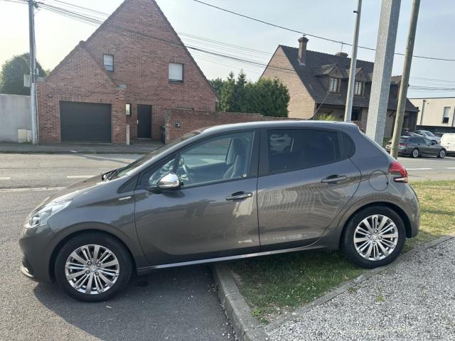 Peugeot 208 image 1
