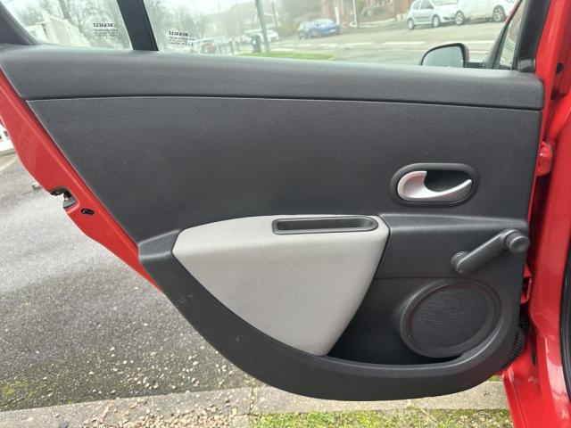 Renault Clio image 2