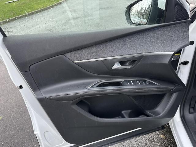 Peugeot 5008 image 1