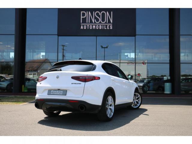 Alfa Romeo Stelvio image 7