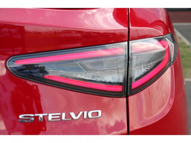 Alfa Romeo Stelvio image 8