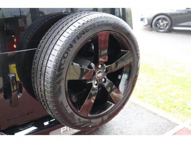 Land Rover Defender image 4