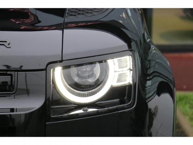 Land Rover Defender image 8