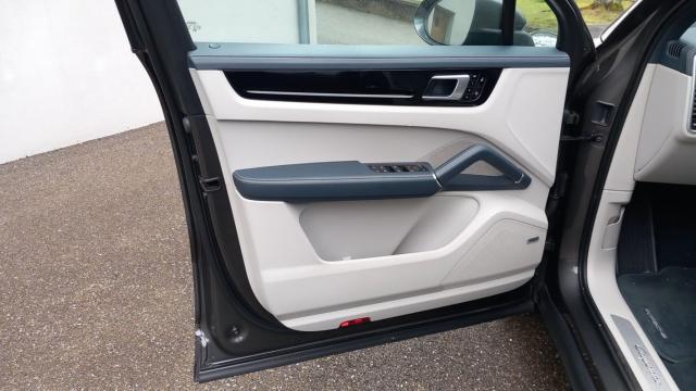 Porsche Cayenne image 2