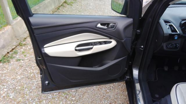 Ford Kuga image 7