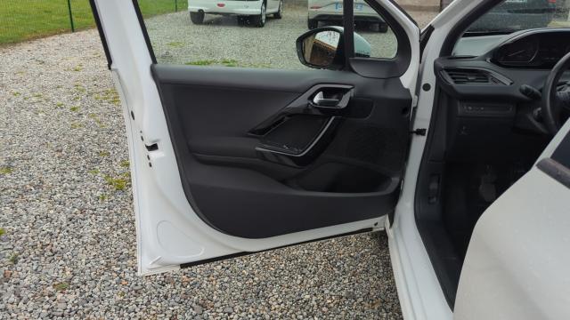 Peugeot 208 image 2