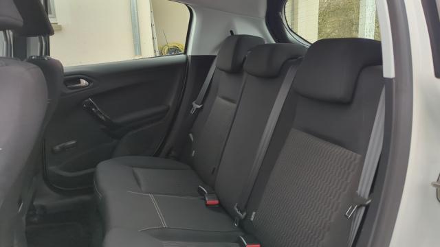 Peugeot 208 image 3
