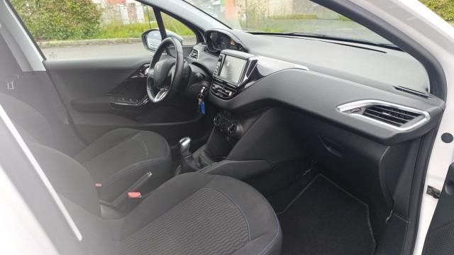 Peugeot 208 image 9