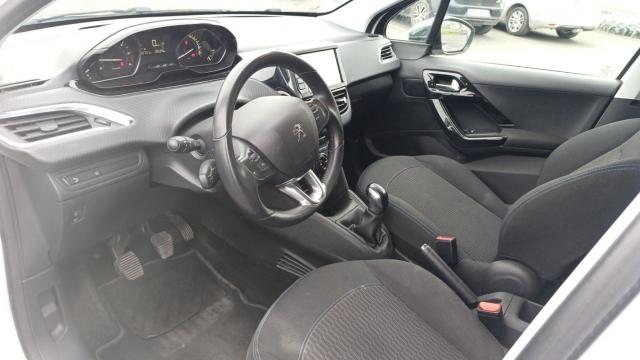 Peugeot 208 image 2