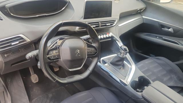 Peugeot 5008 image 1