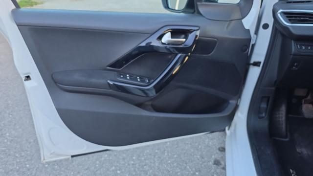 Peugeot 208 image 6