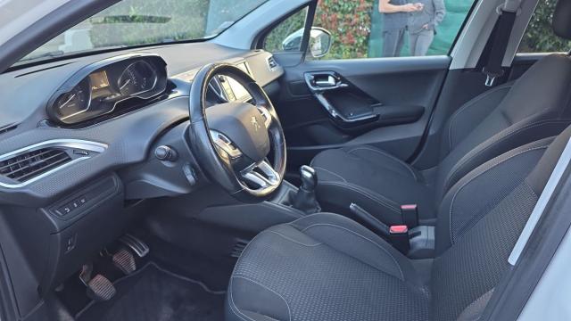Peugeot 208 image 9