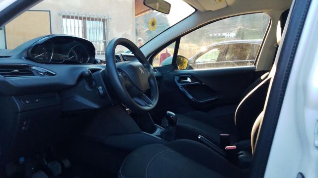 Peugeot 208 image 2