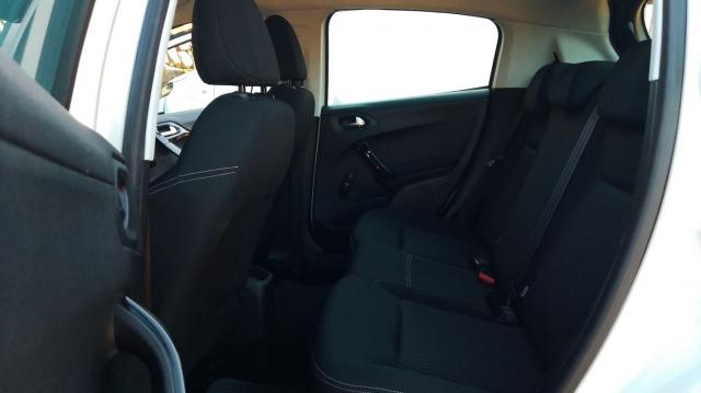 Peugeot 208 image 9