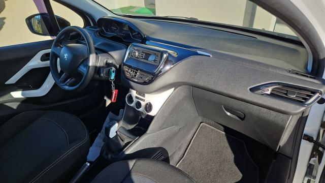 Peugeot 208 image 2