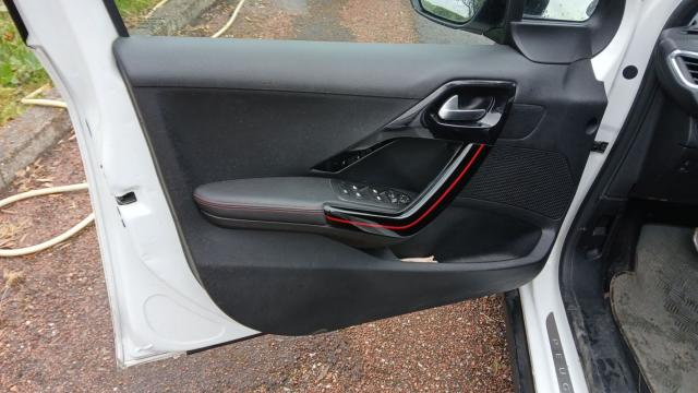 Peugeot 2008 image 2