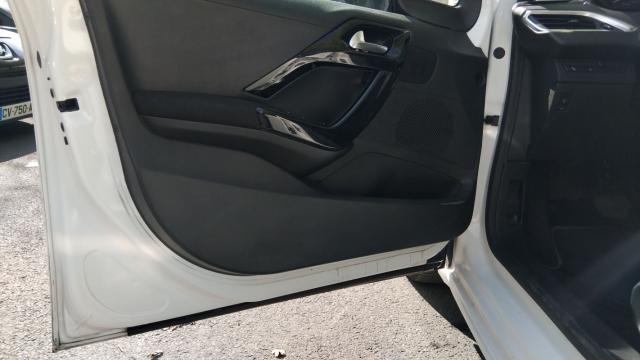 Peugeot 208 image 2