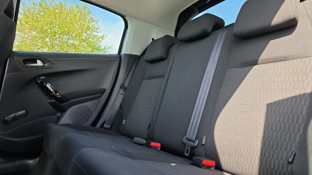 Peugeot 208 image 9