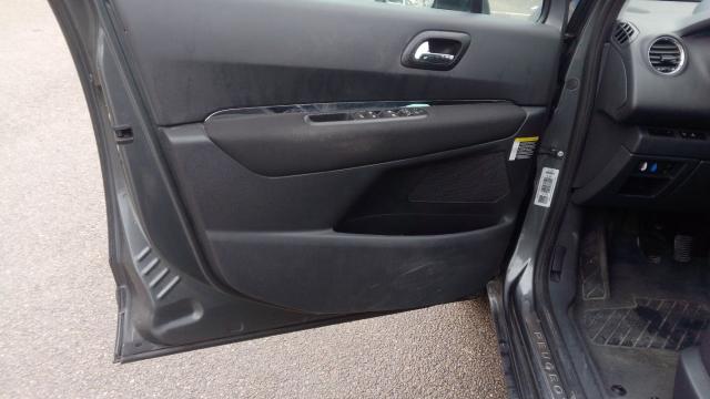 Peugeot 5008 image 1