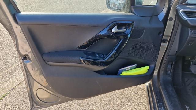 Peugeot 208 image 8