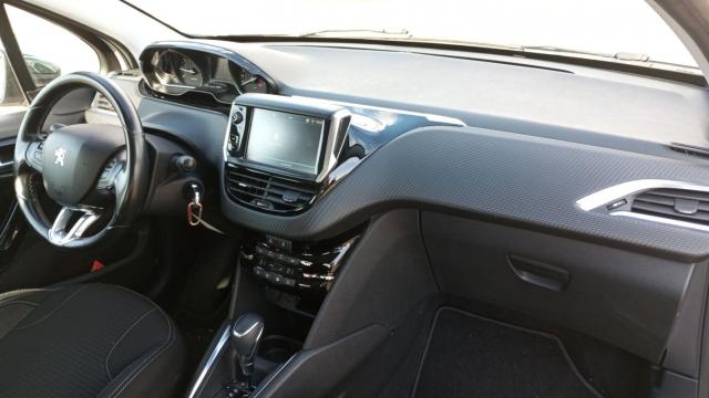 Peugeot 208 image 9