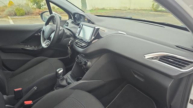 Peugeot 208 image 9