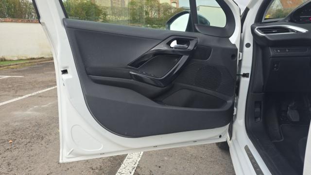 Peugeot 208 image 1