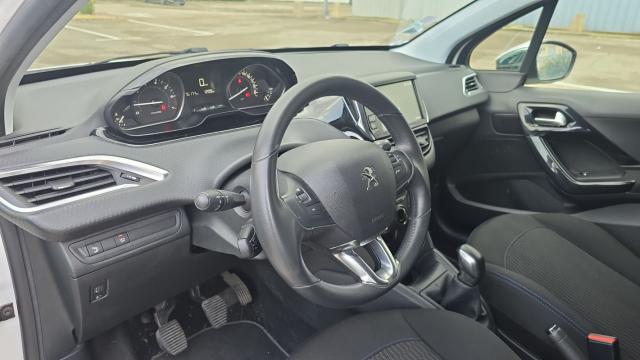 Peugeot 208 image 8