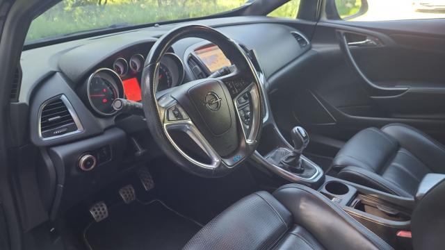 Opel Astra Gtc image 2