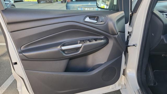 Ford Kuga image 8