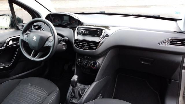 Peugeot 208 image 1