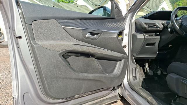 Peugeot 5008 image 2
