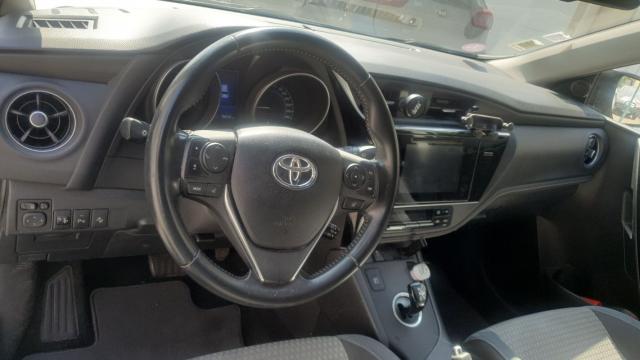 Toyota Auris image 2