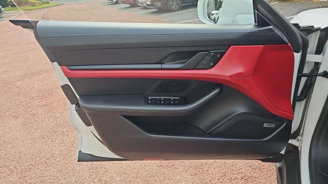 Porsche Taycan image 2