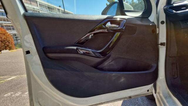 Peugeot 208 image 2