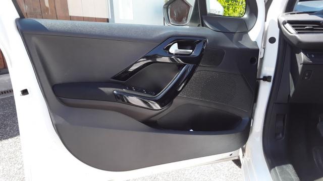 Peugeot 208 image 3