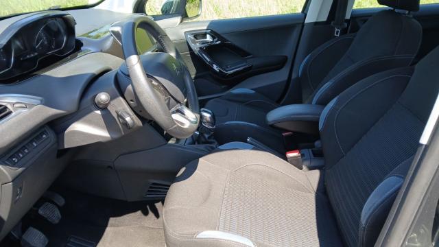 Peugeot 208 image 3