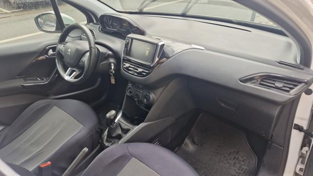 Peugeot 208 image 9