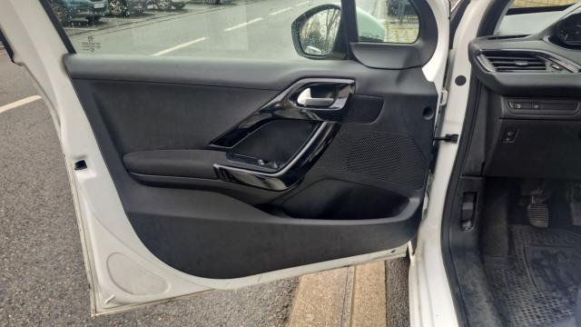 Peugeot 208 image 1
