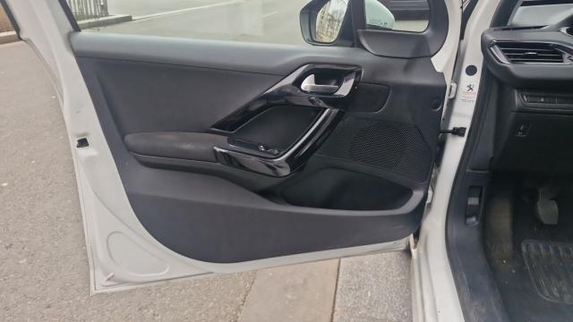 Peugeot 208 image 3