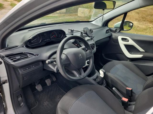 Peugeot 208 image 8
