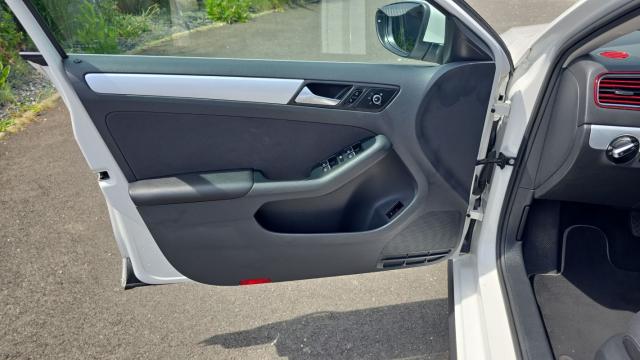 Volkswagen Jetta image 9