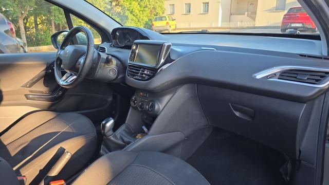 Peugeot 208 image 8