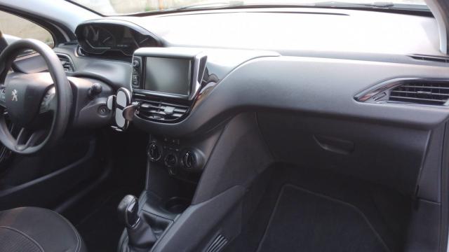 Peugeot 208 image 8
